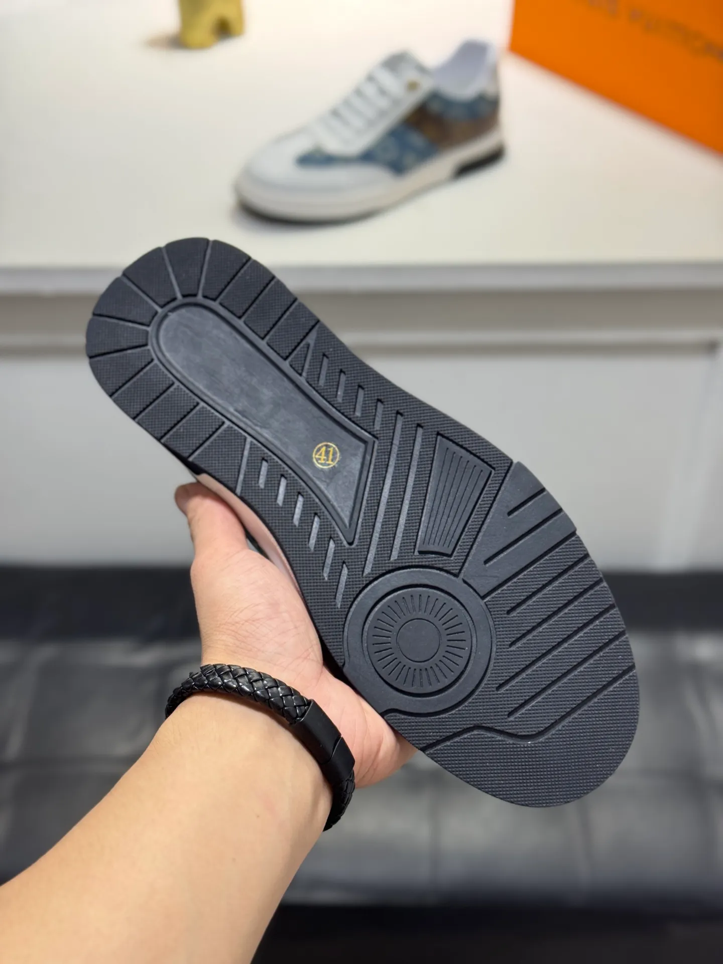 Men's shoes 💰400 [New style] 🐛🐛Top original order - Louis Vuitton®️ Trendy and fashionable yet low-key men's casual shoes, uppers made of LV denim spliced ​​with cowhide, comfortable and breathable, sheepskin lining, original rubber outsole, two colors available ~ a must-have for stylish men. Size: 38-44 (45 customized